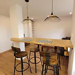 Con Cocina Abierta Y Vistas Verdes Lejlighed