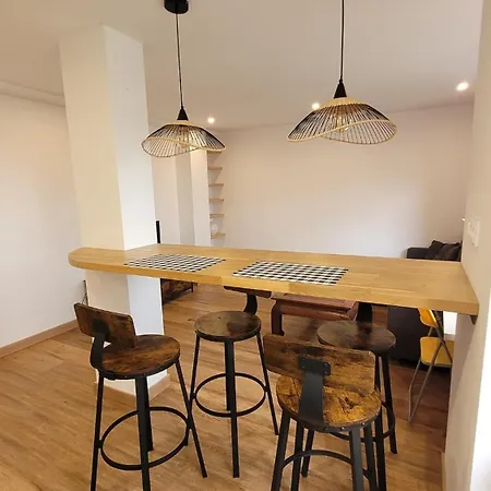 Con Cocina Abierta Y Vistas Verdes Lejlighed